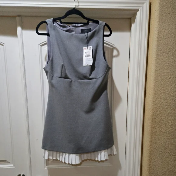 Zara Gray and White Mini Dress w/Pleats - XL but fits like L - Picture 2 of 7